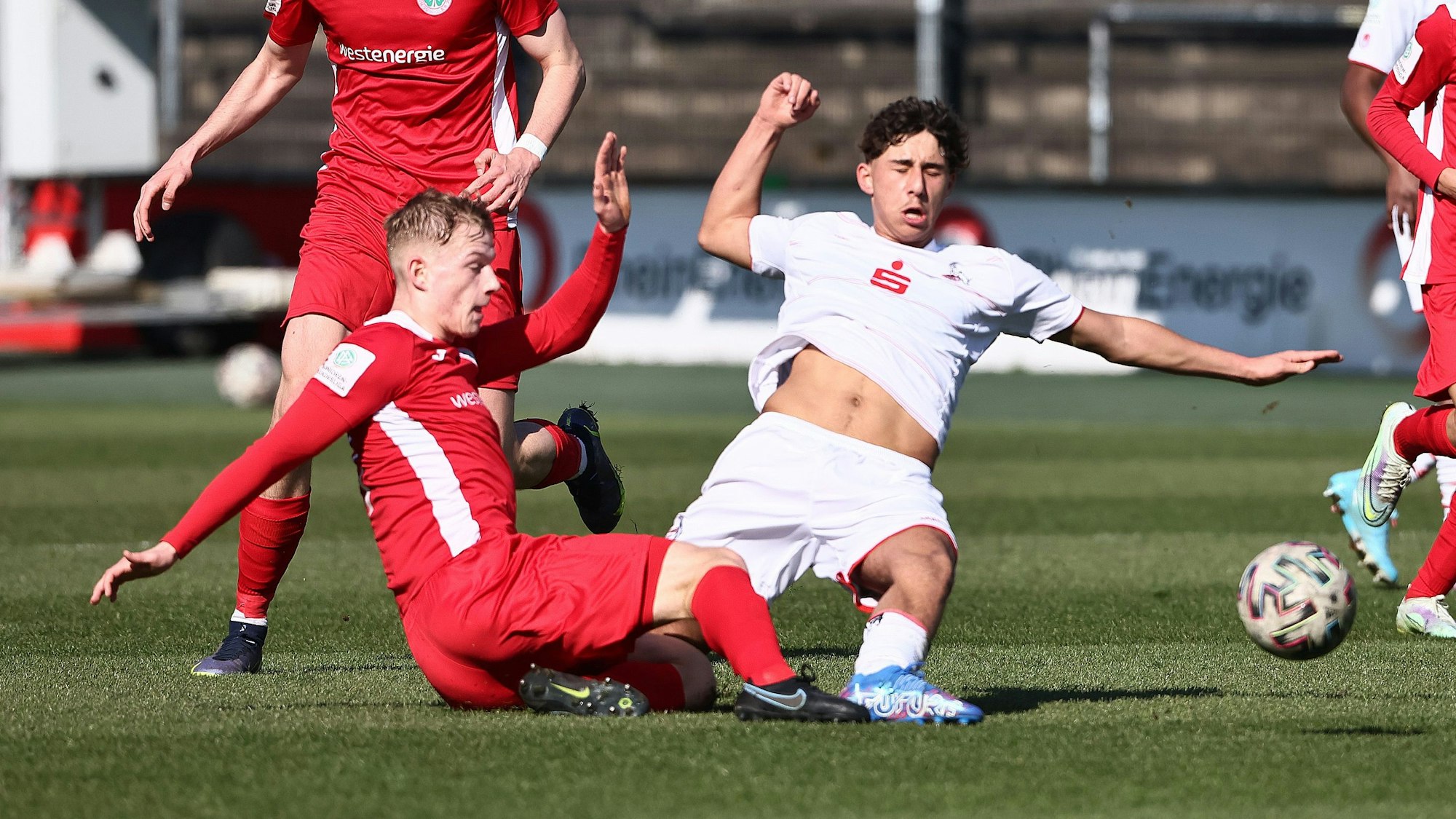 1.FC Köln U19 vs. SC Rot-Weiß Oberhausen U19, A Junioren Bundesliga West, vorne von links: Joel Cartus (RWO), Luan Simnica (1.FC Köln),05.03.2022, Bild: Herbert Bucco