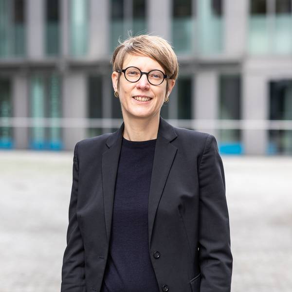 Grünen-Chefin Katja Trompeter lächelt in die Kamera.