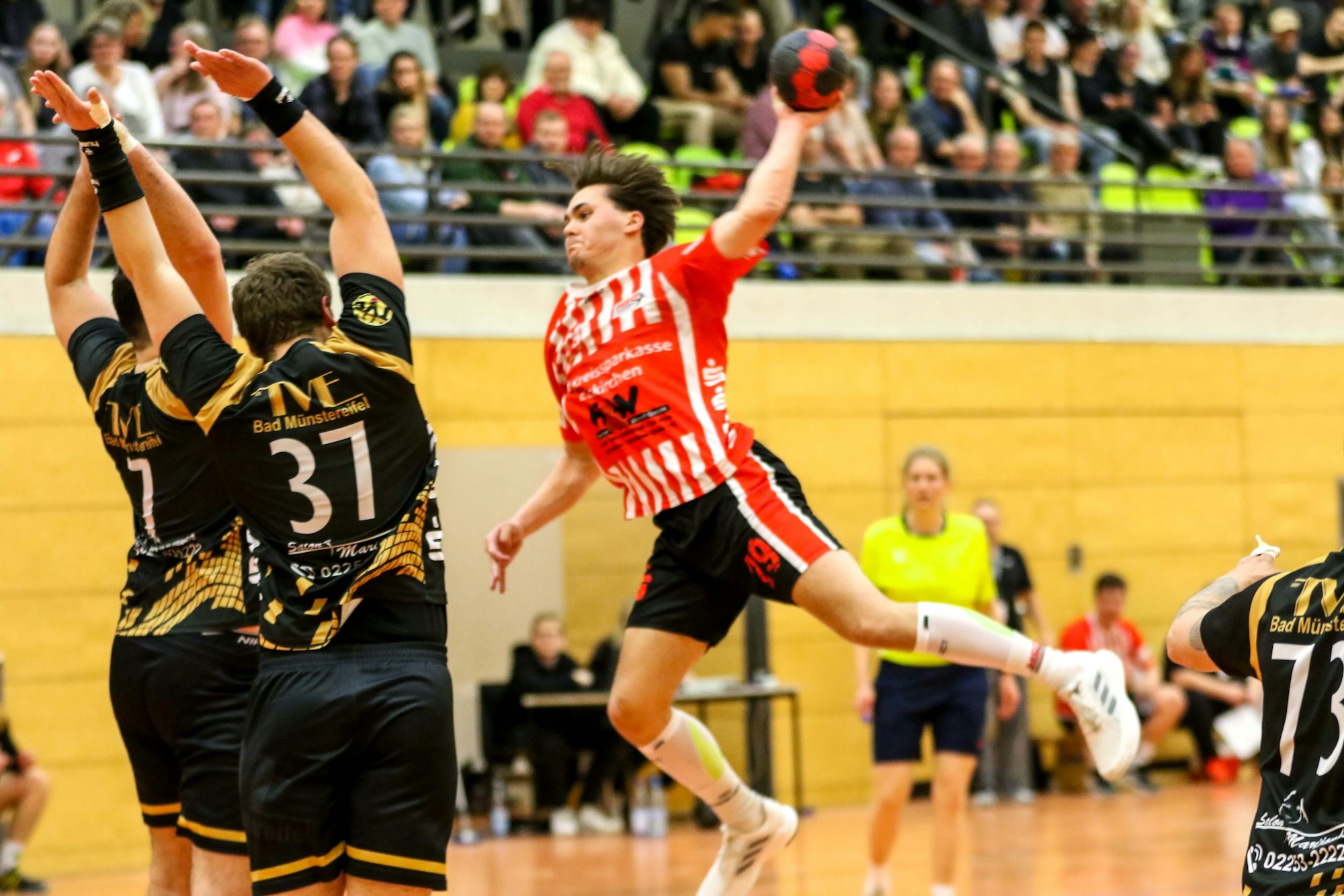 Euskirchens Jarl Schramm beim Sprungwurf.