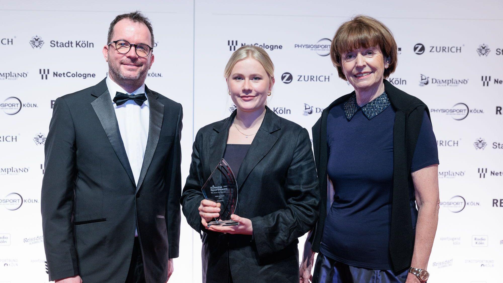Kölns Sportlerin 2022: Alina Böhm (in Vertretung anwesend: Elisabeth Gette) mit Oberbürgermeisterin Henriette Reker und Jörn Lederer (Dampland Urlaub Resort)