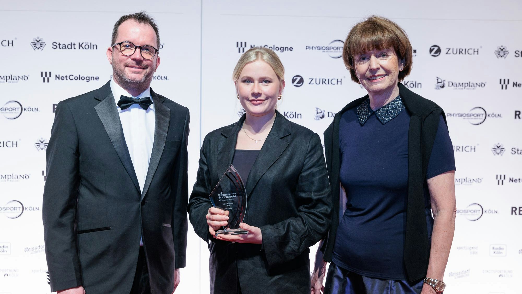 Kölns Sportlerin 2022: Alina Böhm (in Vertretung anwesend: Elisabeth Gette) mit Oberbürgermeisterin Henriette Reker und Jörn Lederer (Dampland Urlaub Resort)