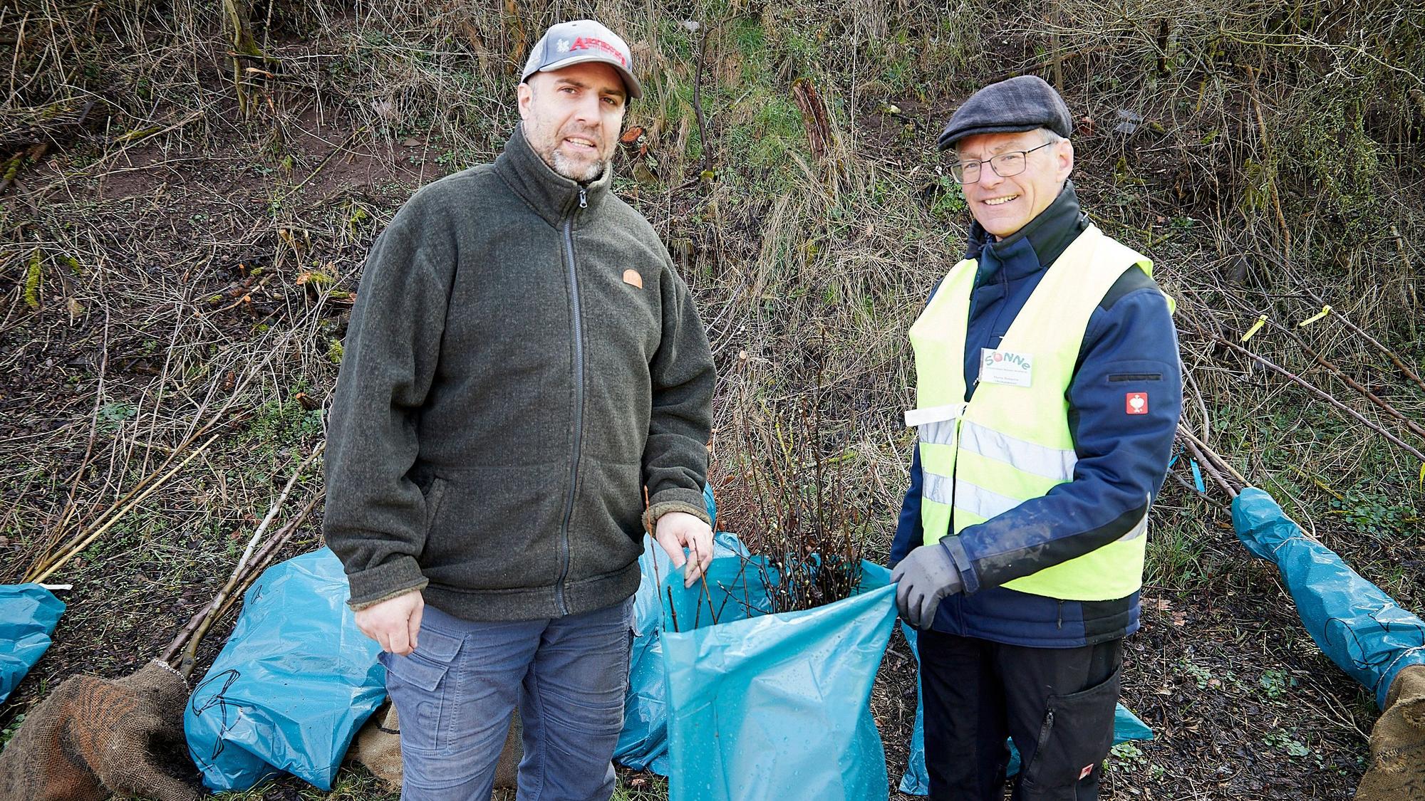 Seine frisch gelieferten Bäume begutachtete Marcel Cremer (l.) gemeinsam mit Martin Holzportz.
