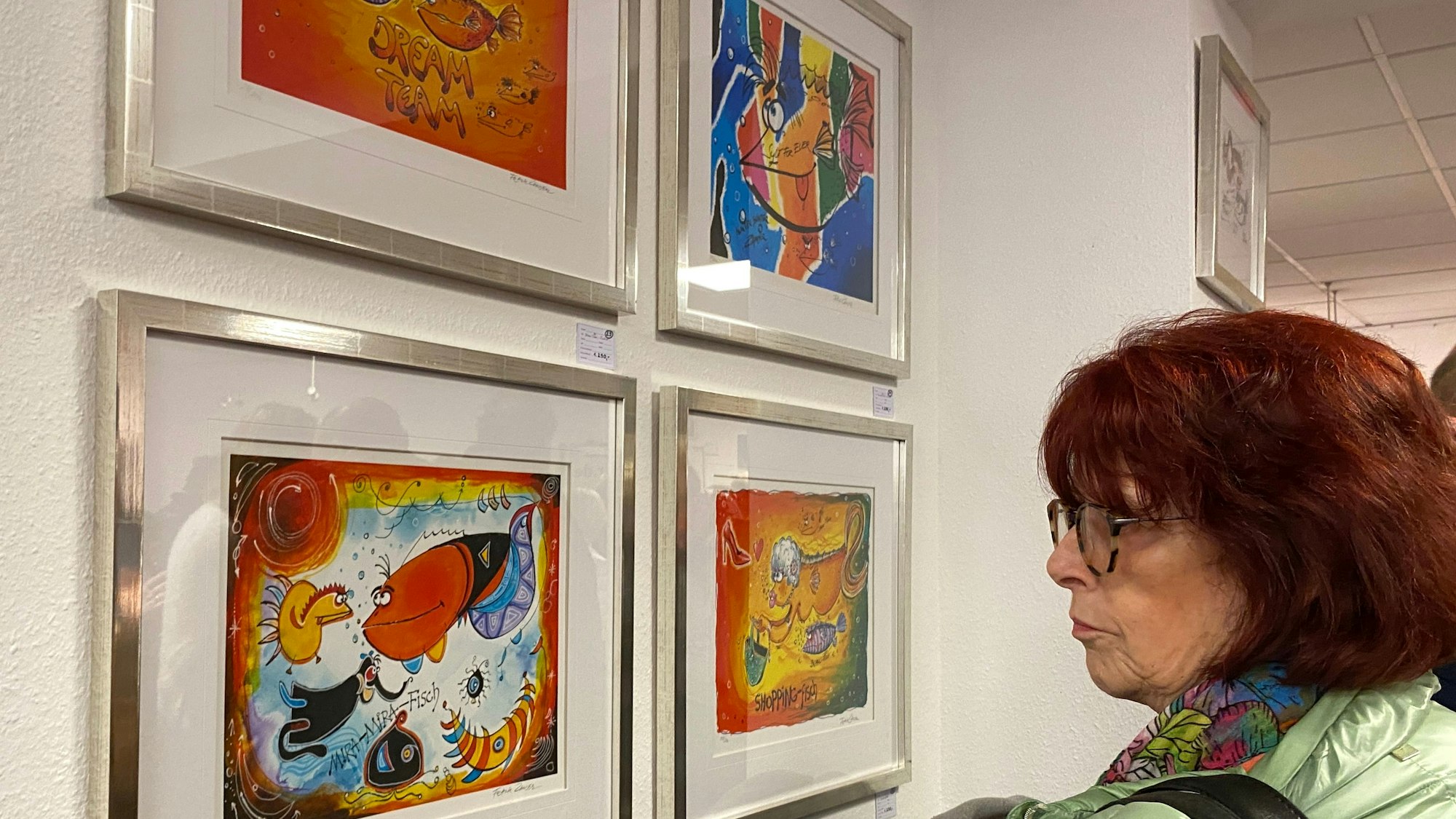 Das Bild zeigte eine Frau, die sich mehrere Bilder von Frank Zander anschaut.