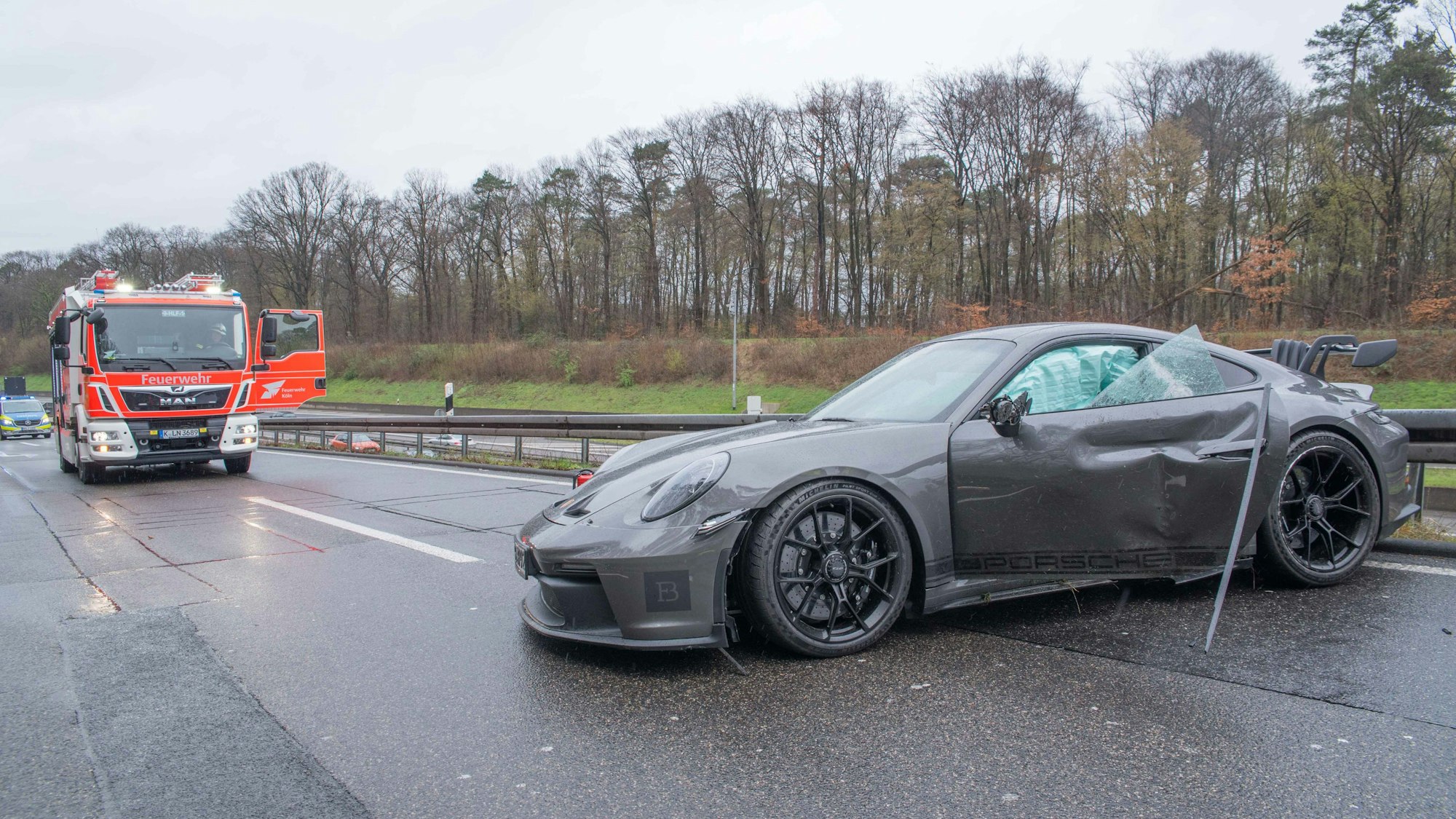 Bei einem Unfall auf der A4 bei Refrath ist ein Porsche in die Leitplanke gekracht. Ein Rettungshubschrauber wurde angefordert.