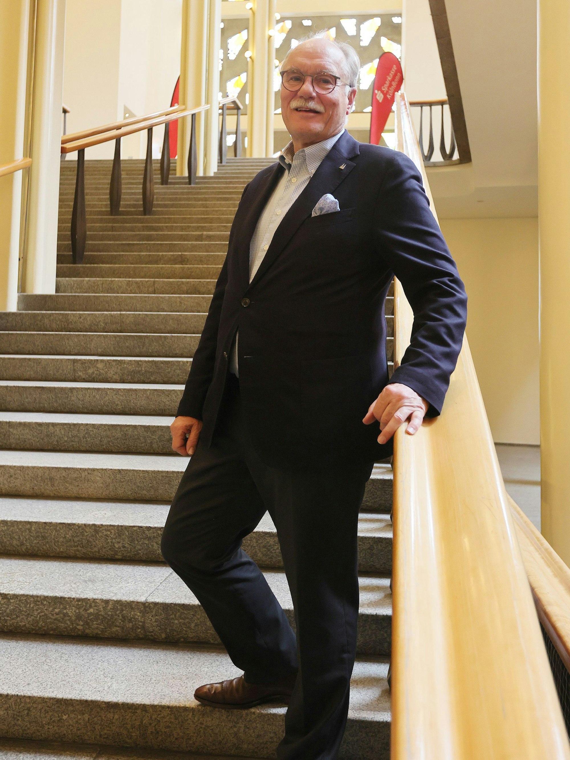 Bernhard Conin steht auf der Treppe im Gürzenich.