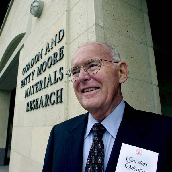 Gordon Moore, Gründer und emeritierter Vorsitzender der Intel Corp., lächelt während der Einweihung des neuen Gordon und Betty Moore Material Research Gebäudes an der Stanford University im Jahr 2000.