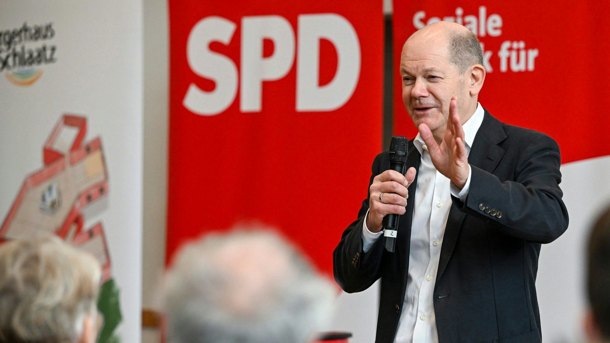 Bundeskanzler Olaf Scholz (SPD) nimmt an einem Bürgergespräch im Bürgerhaus am Schlaatz teil.
