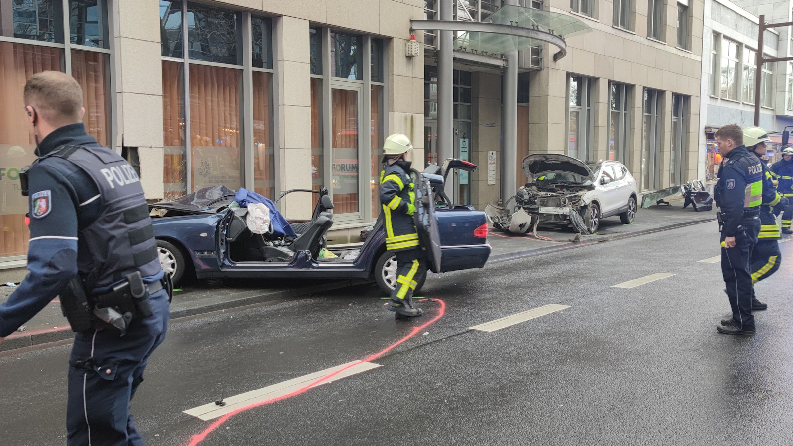 In den Unfall auf der Nord-Süd-Fahrt waren mehrere Autos verwickelt. Das Bild zeigt zwei zerstörte Autos und Einsatzkräfte am Unfallort.