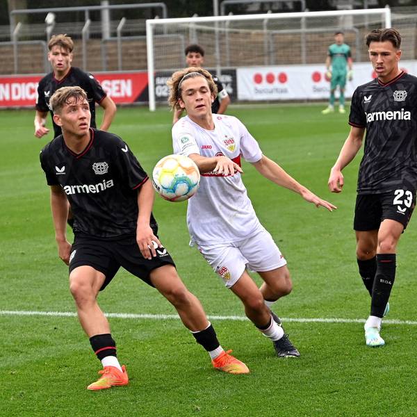 15.10.23022-Fussball-A-Jugend-Bayer 04-Stuttgard
links: Arjanit Fazlija (Bayer)
rechts: Noah Pesch (Bayer)
Foto: Uli Herhaus