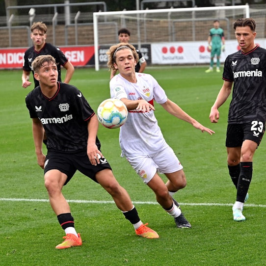 15.10.23022-Fussball-A-Jugend-Bayer 04-Stuttgard
links: Arjanit Fazlija (Bayer)
rechts: Noah Pesch (Bayer)
Foto: Uli Herhaus