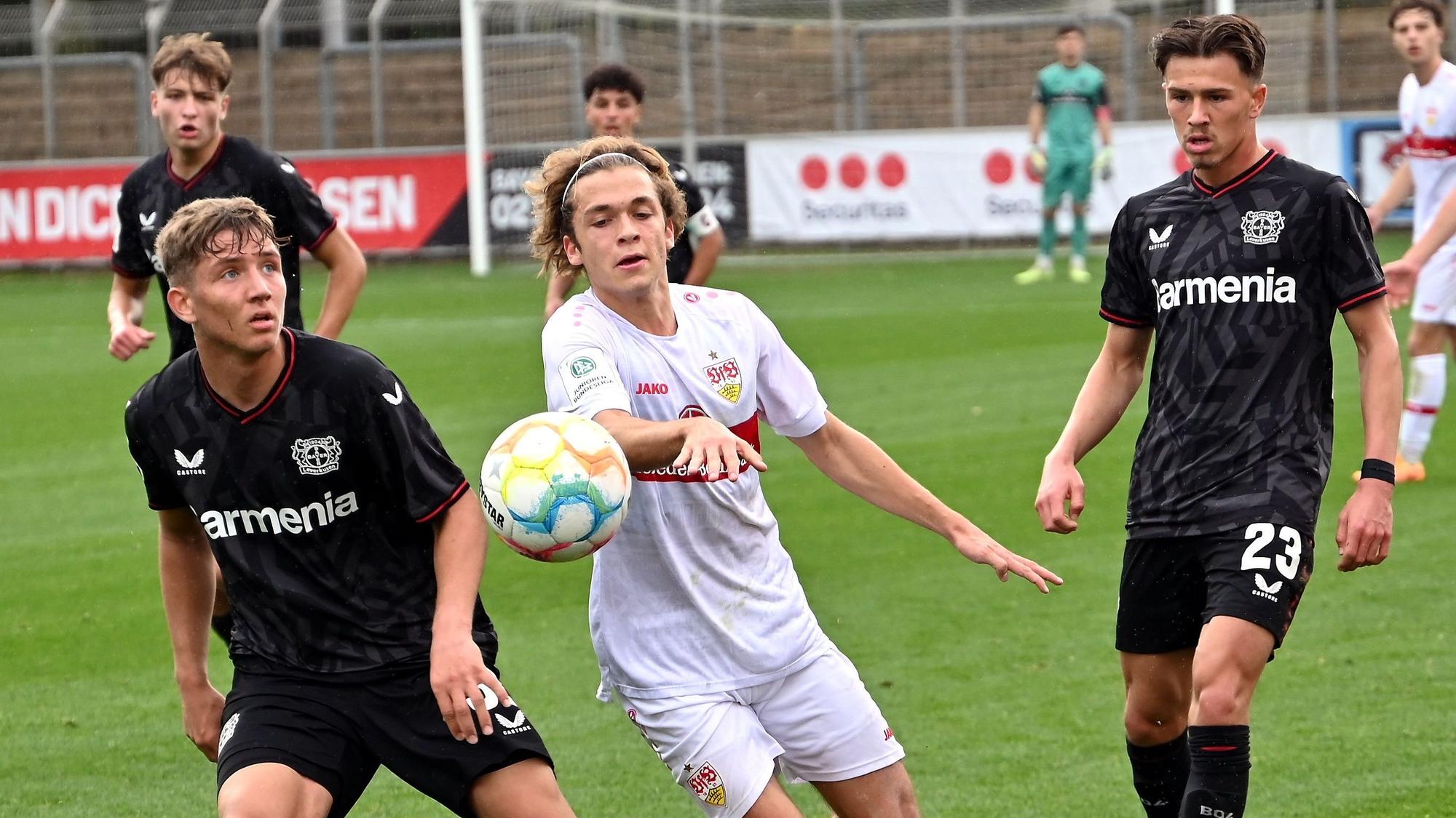 15.10.23022-Fussball-A-Jugend-Bayer 04-Stuttgard
links: Arjanit Fazlija (Bayer)
rechts: Noah Pesch (Bayer)
Foto: Uli Herhaus