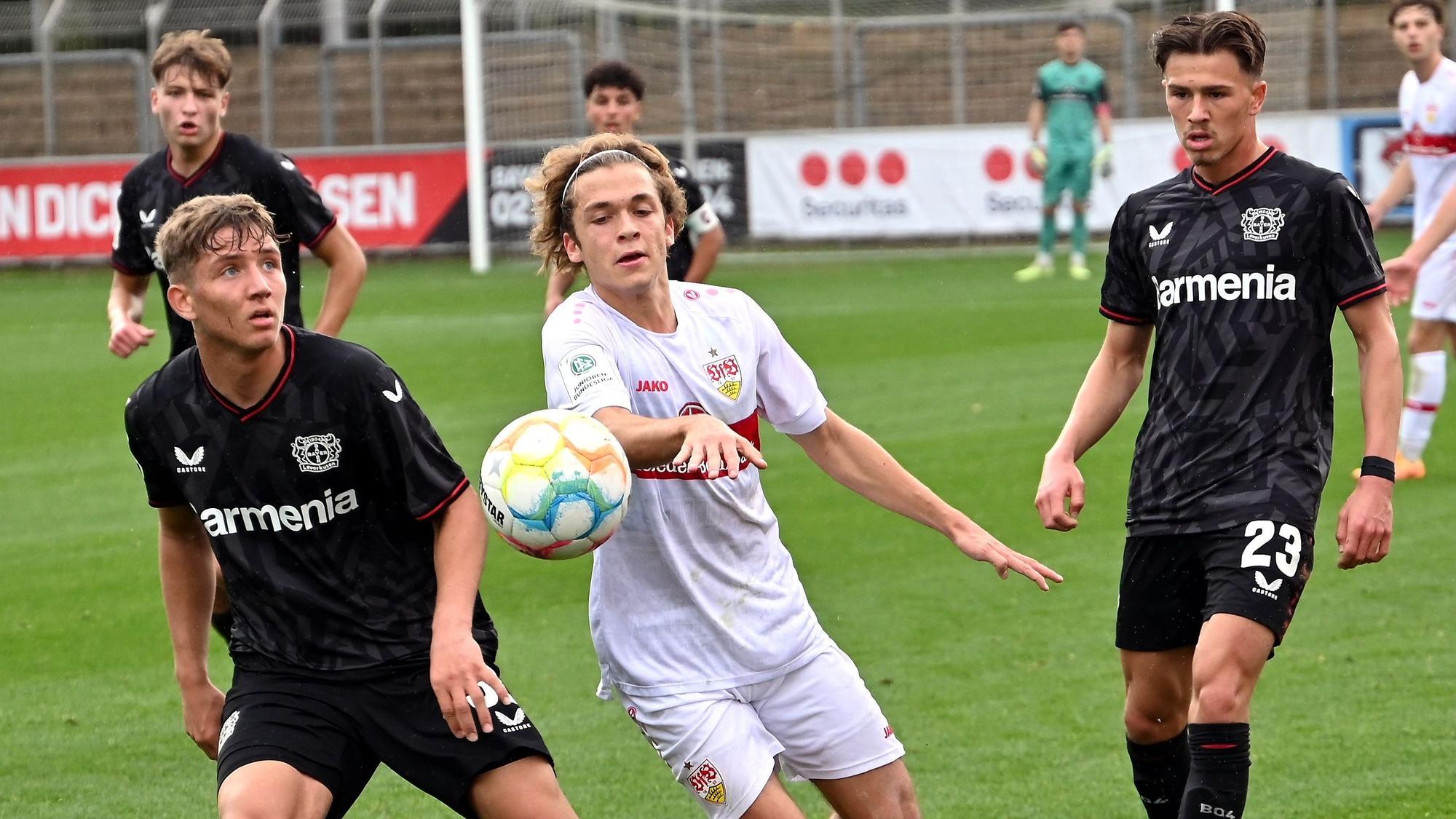15.10.23022-Fussball-A-Jugend-Bayer 04-Stuttgard
links: Arjanit Fazlija (Bayer)
rechts: Noah Pesch (Bayer)
Foto: Uli Herhaus
