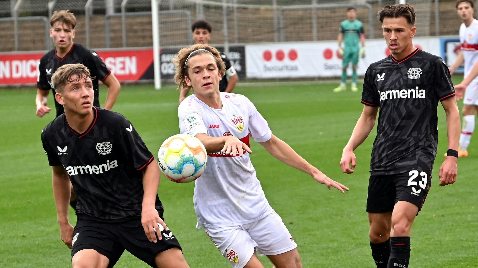 15.10.23022-Fussball-A-Jugend-Bayer 04-Stuttgard
links: Arjanit Fazlija (Bayer)
rechts: Noah Pesch (Bayer)
Foto: Uli Herhaus