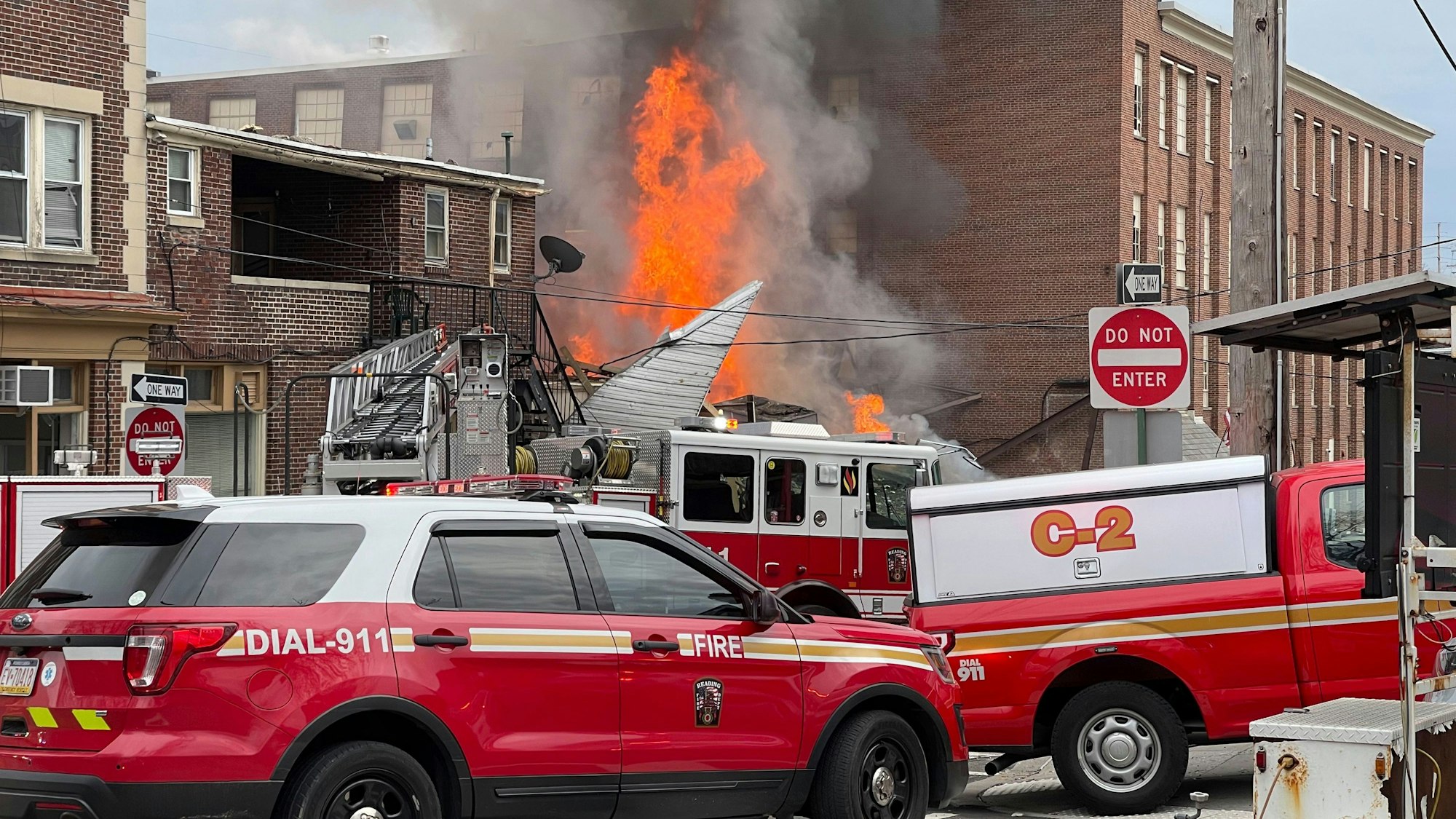 USA, West Reading: Rettungskräfte arbeiten am Ort einer tödlichen Explosion in einer Schokoladenfabrik.