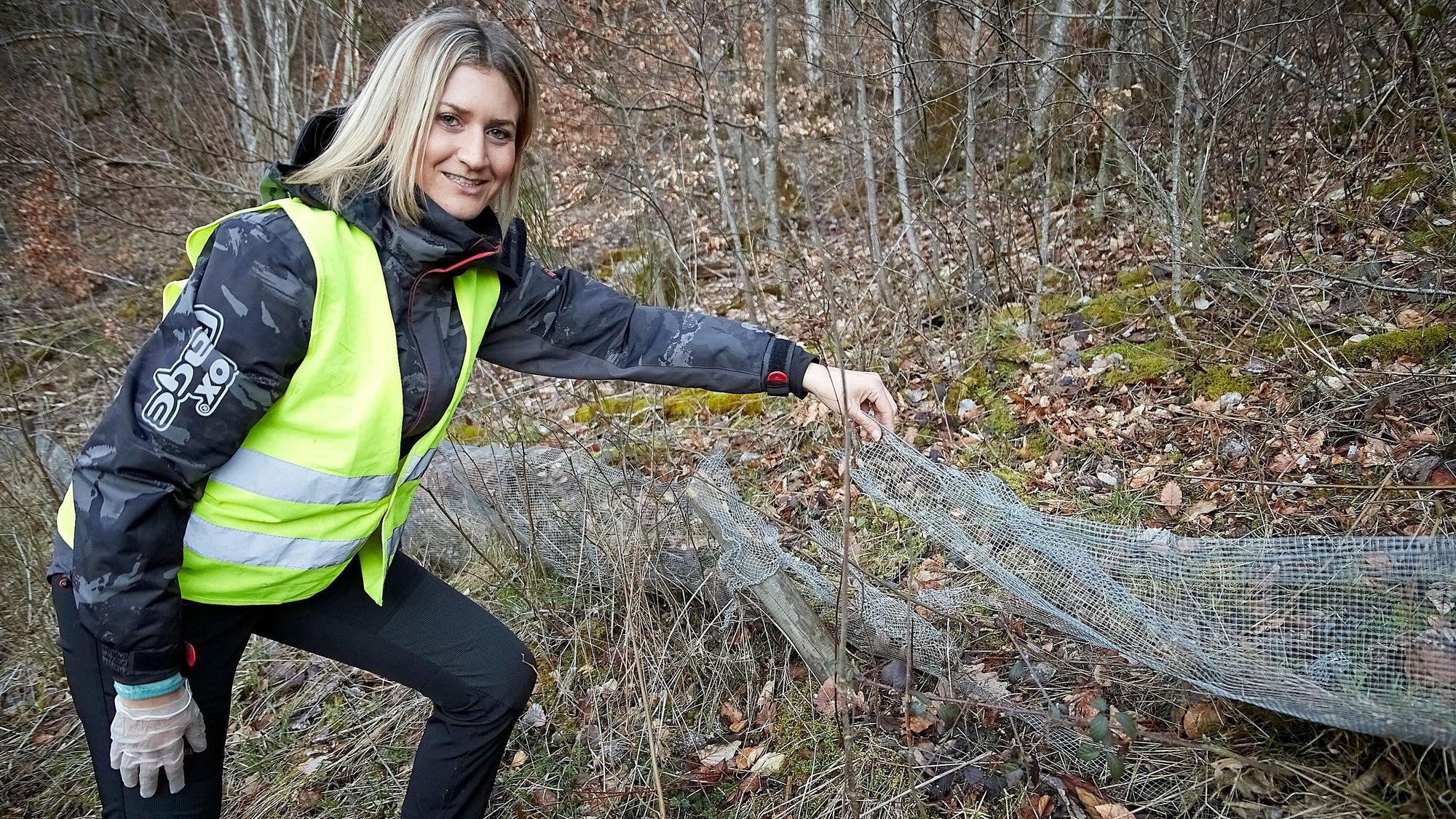 Den nutzlosen Schutzzaun bei Wildenburg zeigt Jennifer Hack: Er ist zerlöchert, überwachsen und hat gefährliche Spitzen.