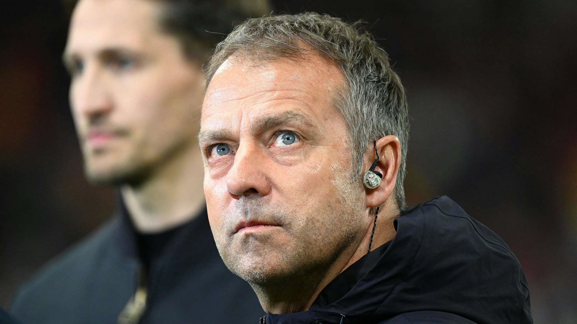 Bundestrainer Hansi Flick blickt vor dem Länderspiel zwischen Deutschland und Peru auf die Tribüne.