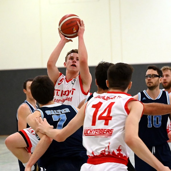 Basketball
Leichlingen - Barmen
hinten: Jesse Haberland (Leichl)
Foto: Uli Herhaus