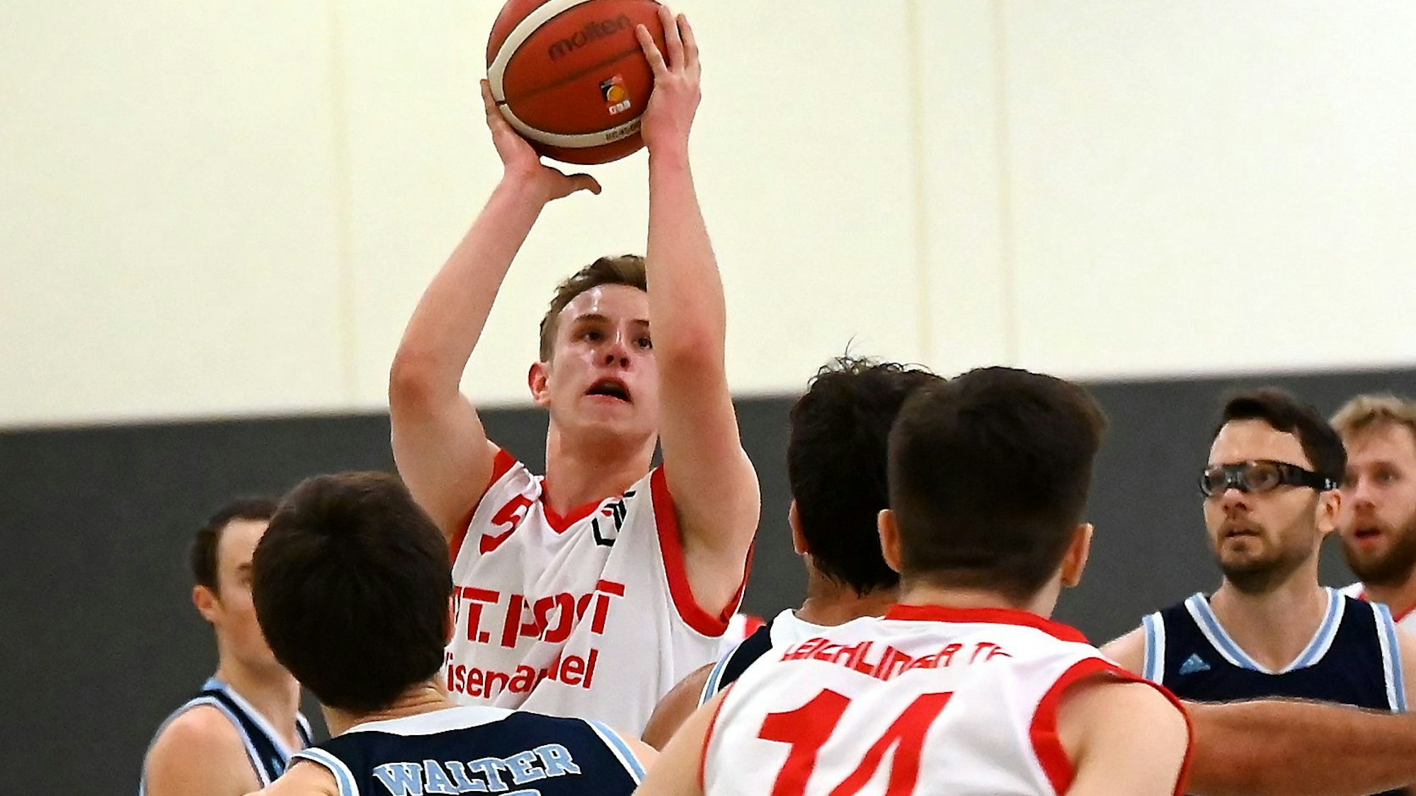 Basketball
Leichlingen - Barmen
hinten: Jesse Haberland (Leichl)
Foto: Uli Herhaus