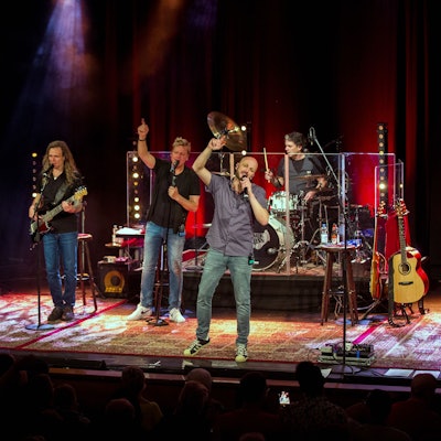 Erstes Bläck Fööss-Konzert in neuer Besetzung in der Volksbühne. Debüt von Schlagerzeuger Alex Vesper. Andreas Wegener, Hanz Thodam, Mirko Bäumer, Alex Vesper, Pit Hupperten, Christoph Granderath (v.l.n.r.)
