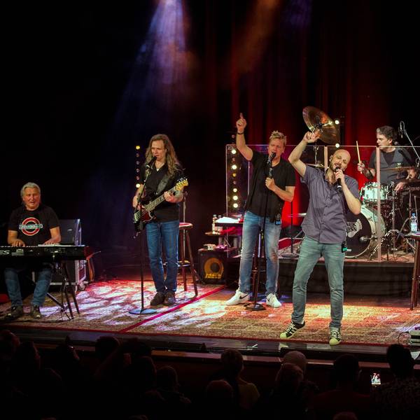 Die Band spielt auf der Bühne.