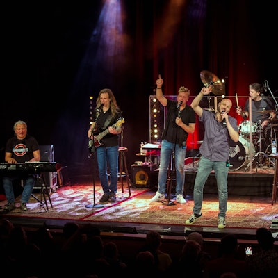 Die Band spielt auf der Bühne.