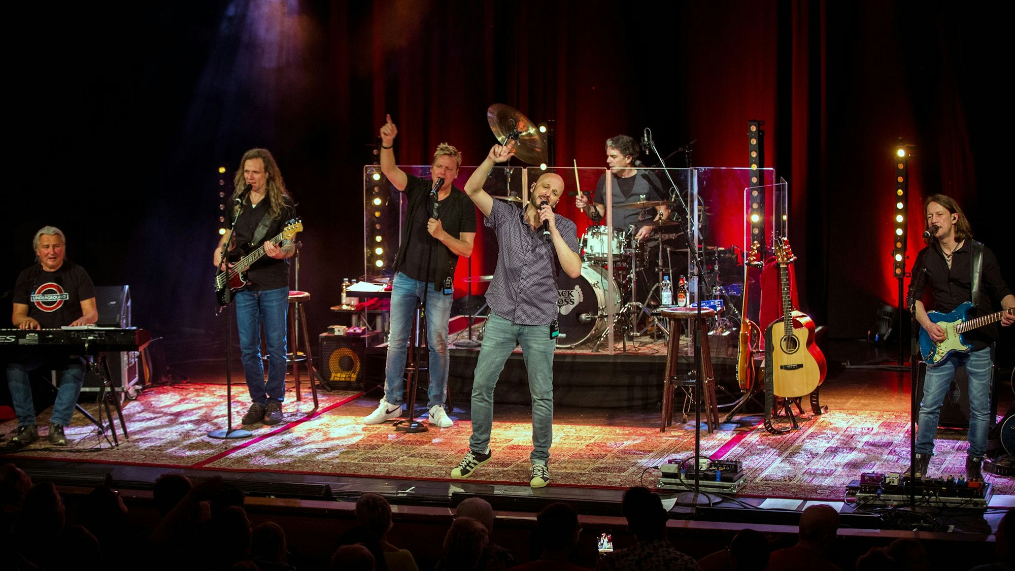 Die Band spielt auf der Bühne.
