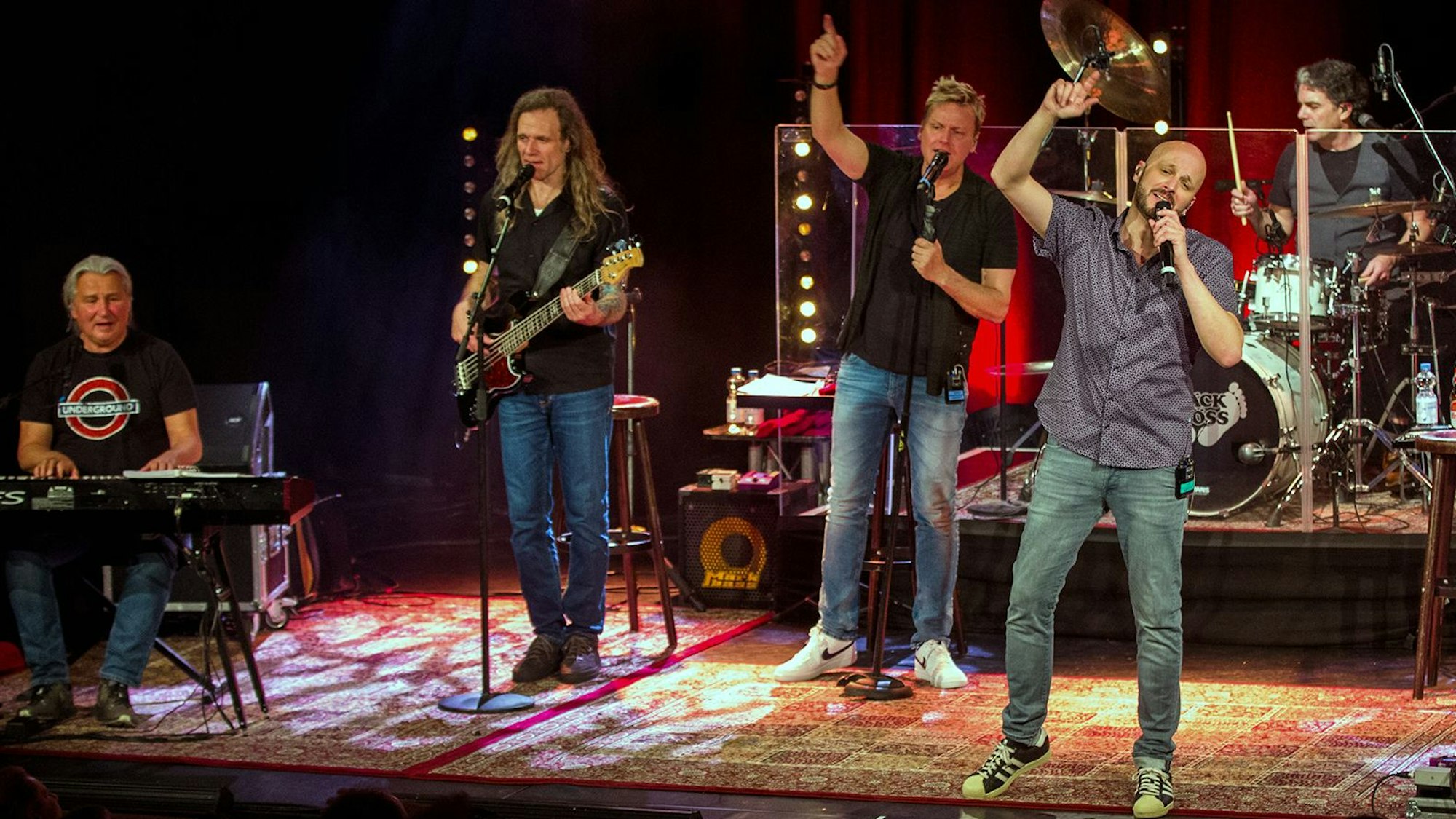 Erstes Bläck Fööss-Konzert in neuer Besetzung in der Volksbühne. Debüt von Schlagerzeuger Alex Vesper. Andreas Wegener, Hanz Thodam, Mirko Bäumer, Alex Vesper, Pit Hupperten, Christoph Granderath (v.l.n.r.)