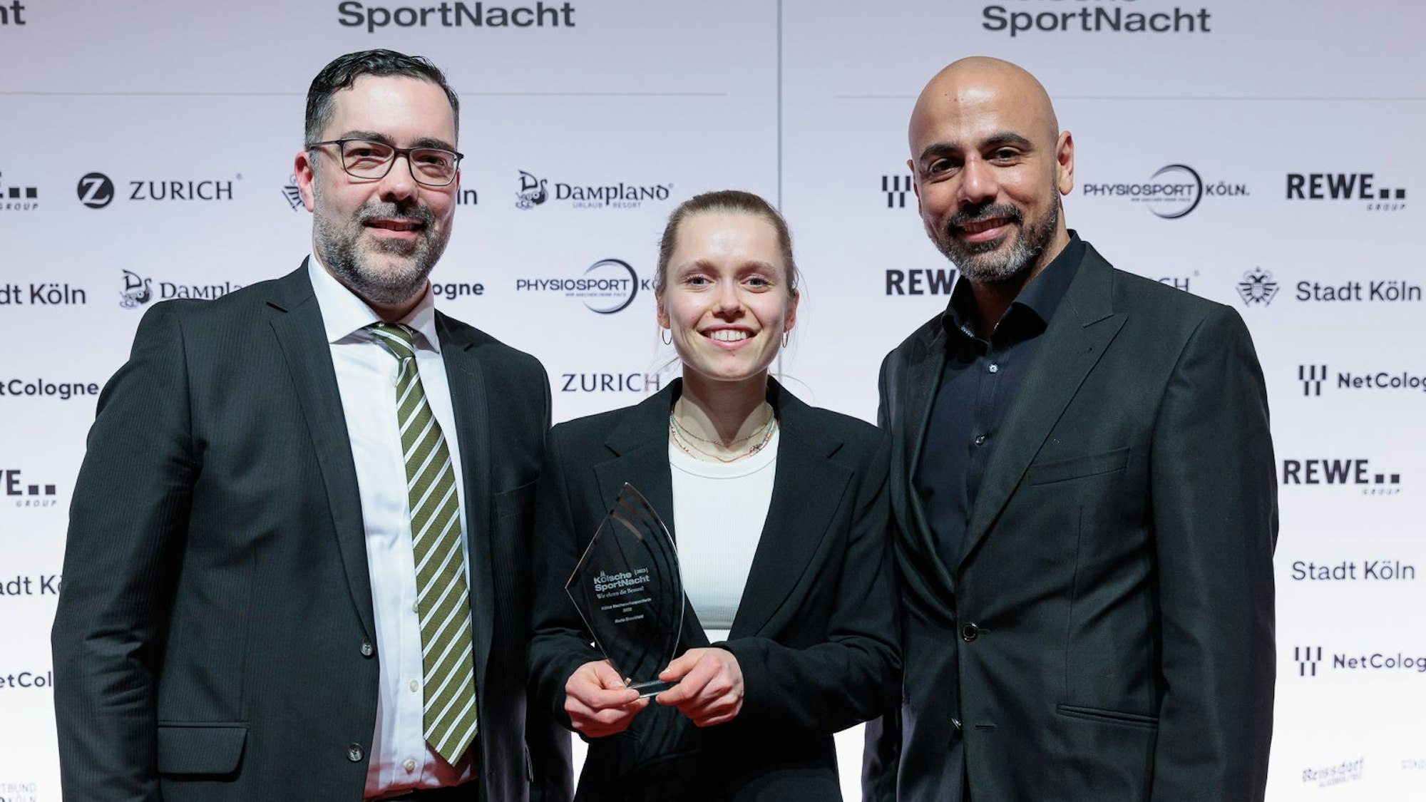 Kölns Nachwuchssportlerin 2022: Nuria Brockfeld mit Ben Mansour (PhysioSport Köln) und Helmut Schaefer (Sportjugend Köln)