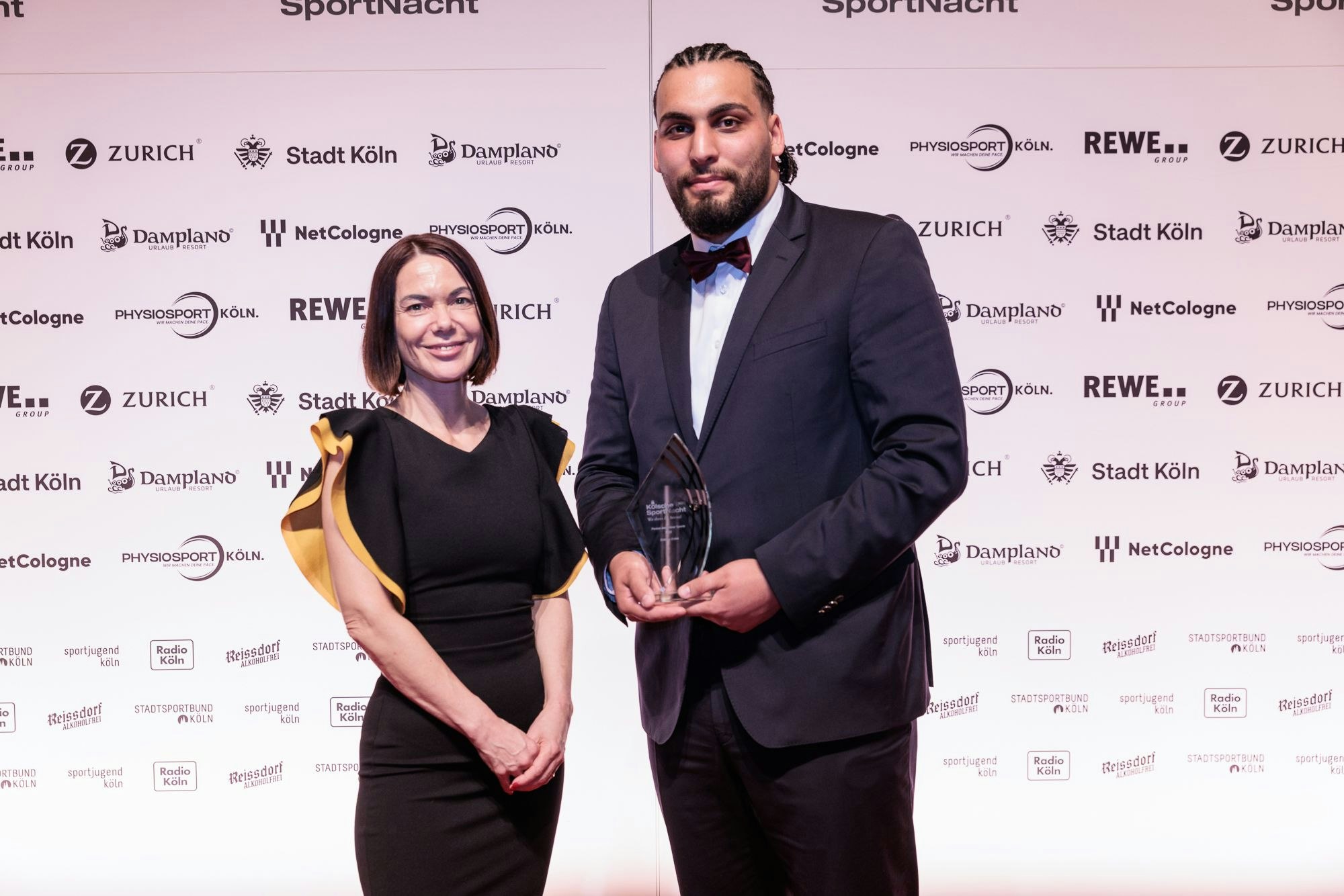 Person des Kölner Sports 2022: Gökhan Erdek mit Ines Schurin (Rewe Group)