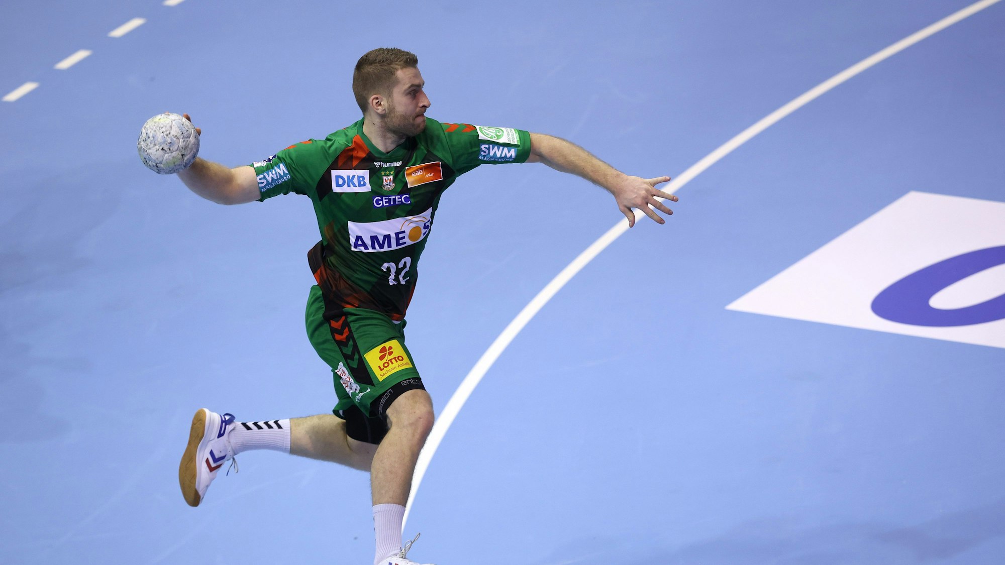 Der Magdeburger Lukas Mertens beim Sprungwurf.