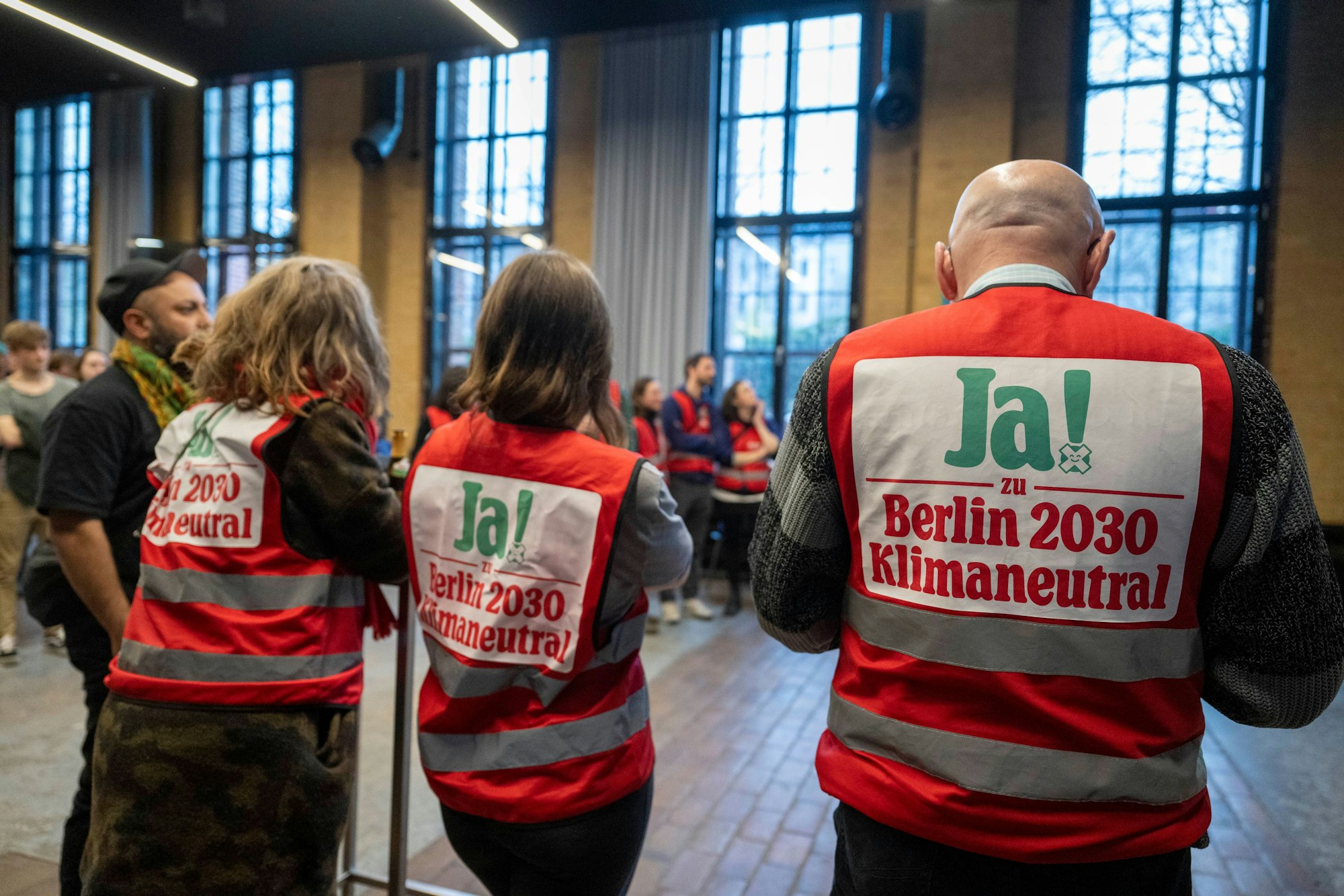 26.03.2023, Berlin: Mitglieder des Bündnisses "Berlin 2030 Klimaneutral" stehen bei der Wahlparty zum Volksentscheid "Berlin 2030 Klimaneutral". Bei dem Volksentscheid geht es um ehrgeizigere Klimaziele in Berlin. Foto: Christophe Gateau/dpa +++ dpa-Bildfunk +++