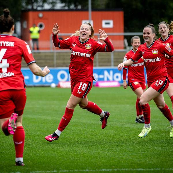 Matchwinnerin gegen den SC Freiburg: Leverkusens Doppeltorschützin Jill Bayings (Mitte)