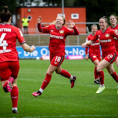 Matchwinnerin gegen den SC Freiburg: Leverkusens Doppeltorschützin Jill Bayings (Mitte)