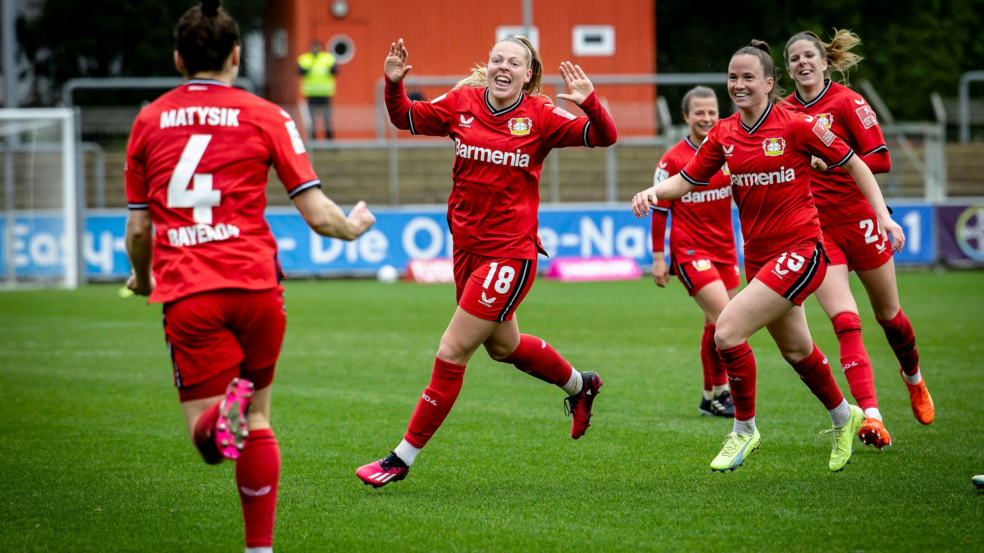 Matchwinnerin gegen den SC Freiburg: Leverkusens Doppeltorschützin Jill Bayings (Mitte)