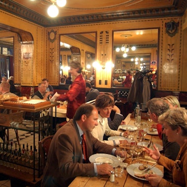 Gäste sitzen im „Le Moissonnier “