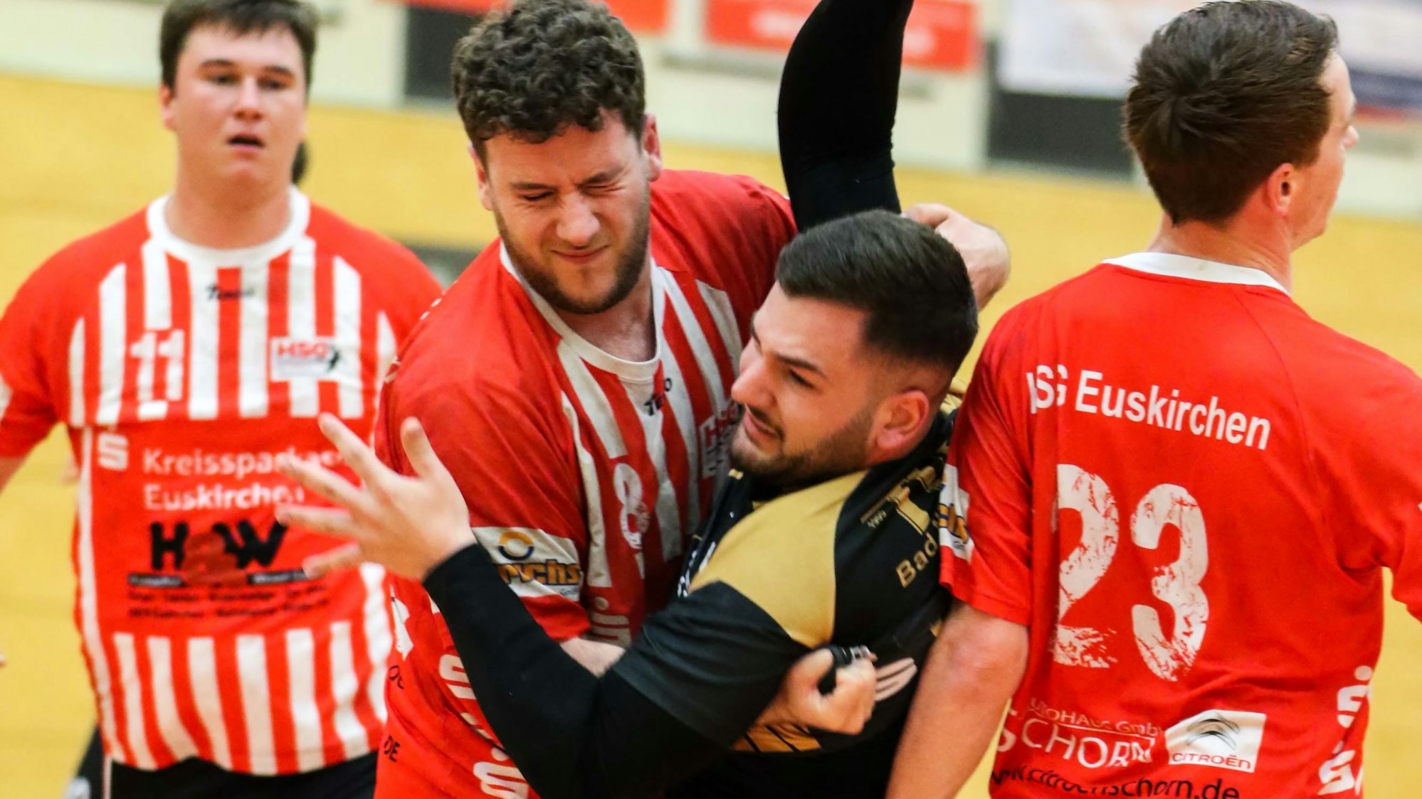 Eng ging es beim Derby zwischen der HSG Euskirchen und dem TVE Bad Münstereifel zu. Mitunter ging es über die Grenze des Erlaubten hinaus.