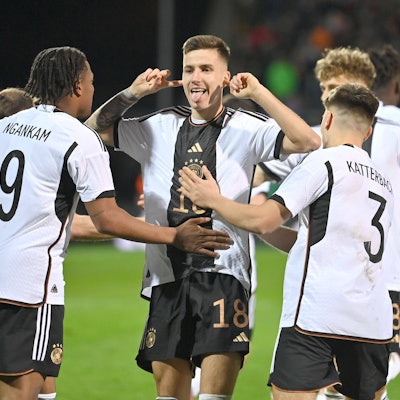 FC-Profi Denis Huseinbasic (M.) jubelt in Frankfurt mit Jessic Ngankam (l.) und dem Ex-Kölner Noah Katterbach (r.) über sein Tor zum 2:2 gegen Japan.