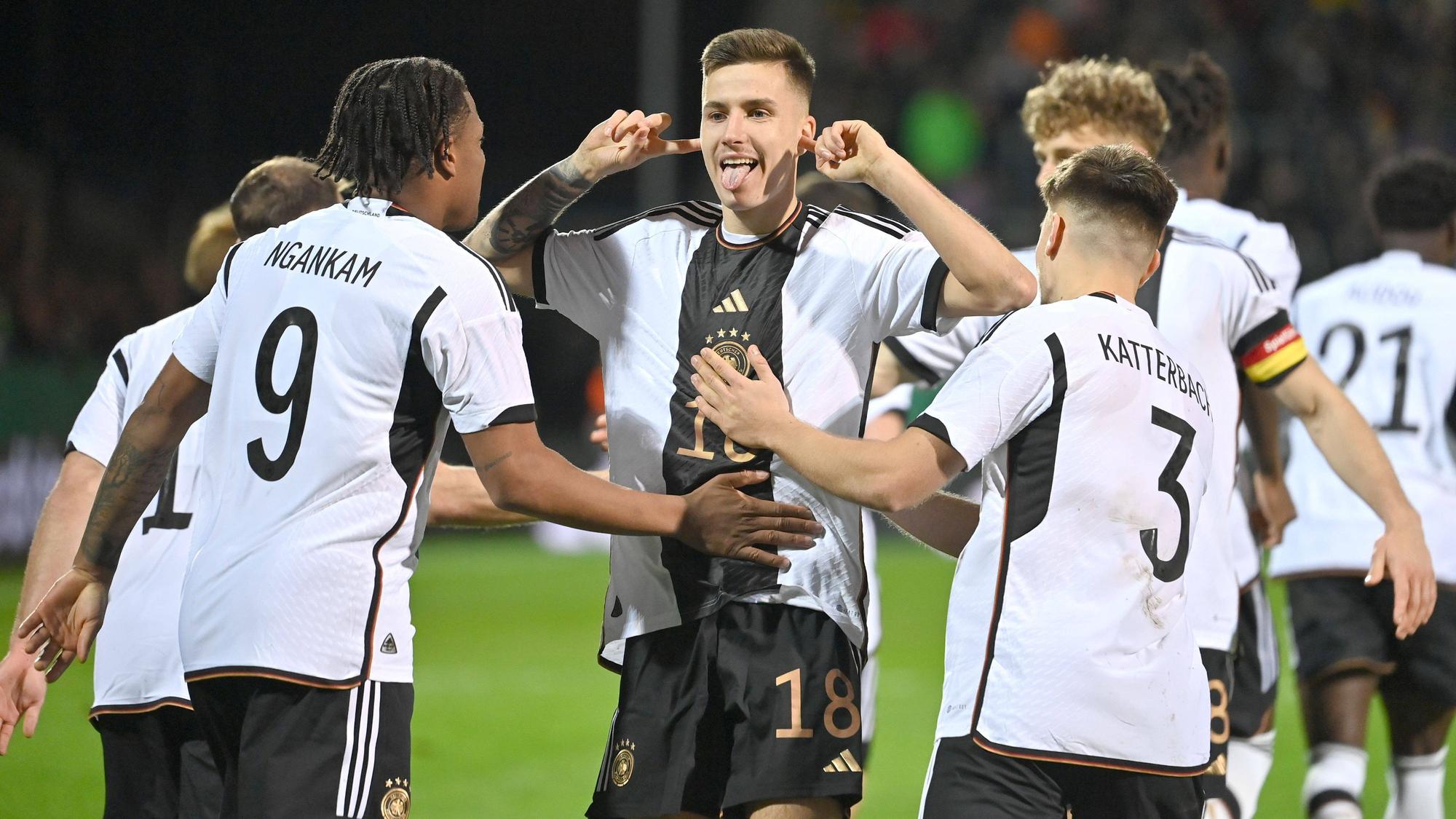 FC-Profi Denis Huseinbasic (M.) jubelt in Frankfurt mit Jessic Ngankam (l.) und dem Ex-Kölner Noah Katterbach (r.) über sein Tor zum 2:2 gegen Japan.