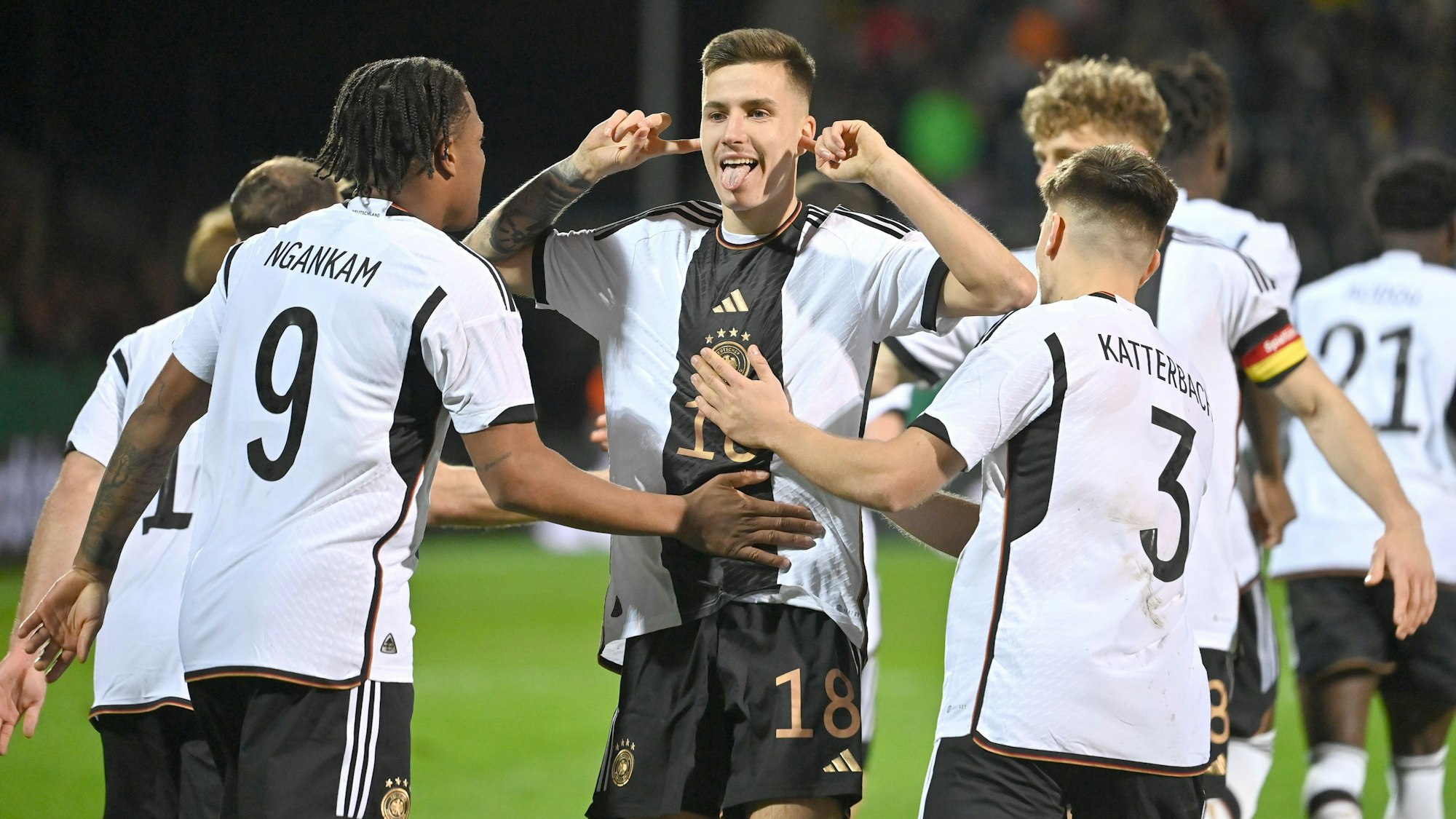 FC-Profi Denis Huseinbasic (M.) jubelt in Frankfurt mit Jessic Ngankam (l.) und dem Ex-Kölner Noah Katterbach (r.) über sein Tor zum 2:2 gegen Japan.