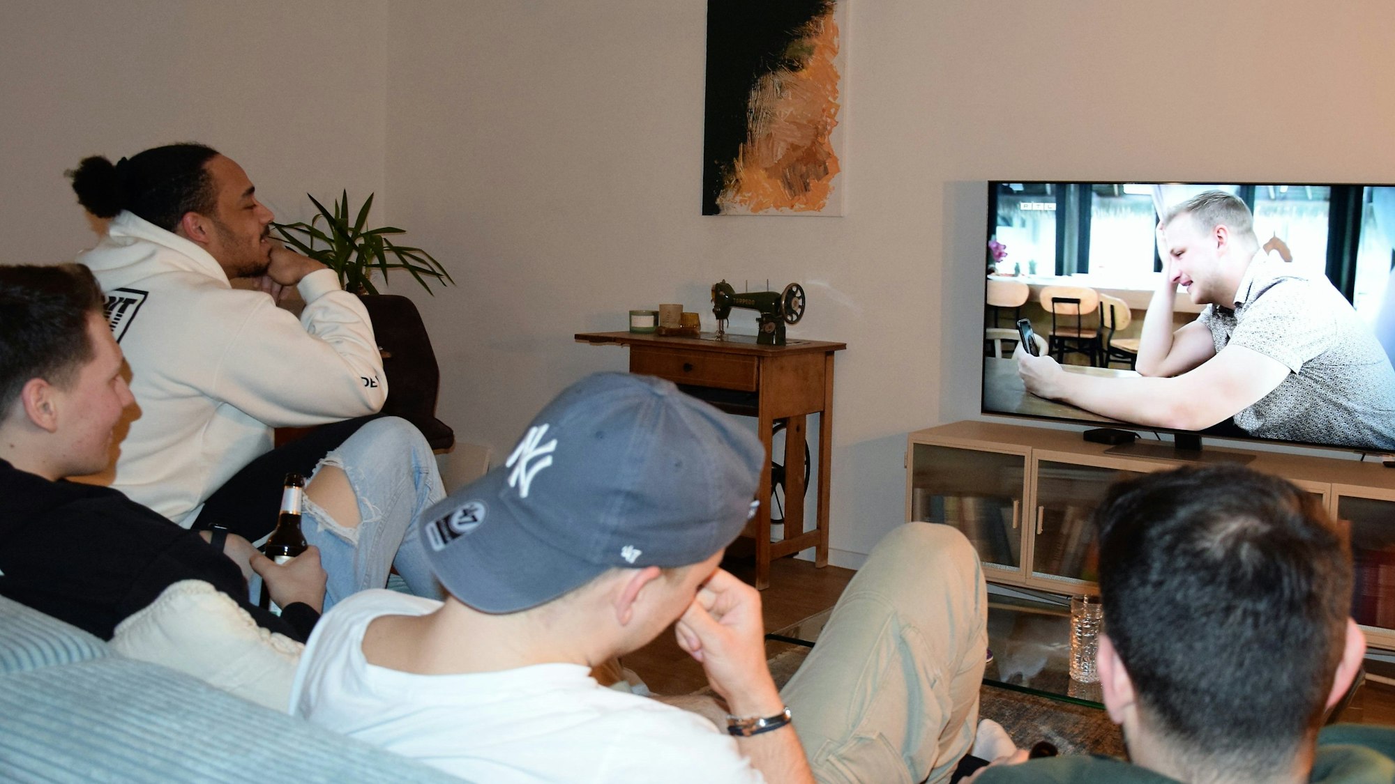 Das Bild zeigt das Wohnzimmer des Hürther Davik Leischik, der bei DSDS die nächste Runde erreicht hat.