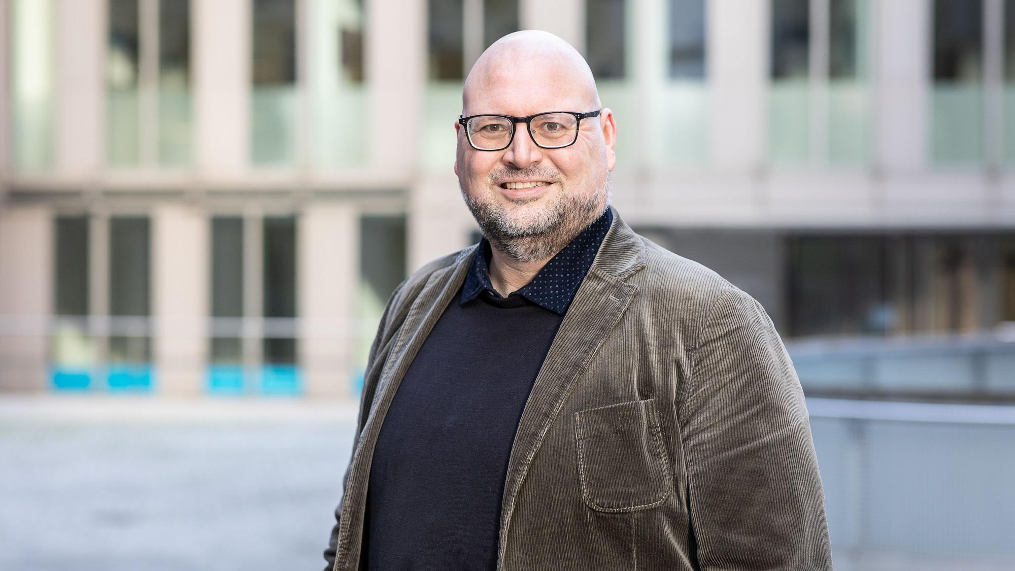 Grünen-Chef Stefan Wolters lächelt in die Kamera.