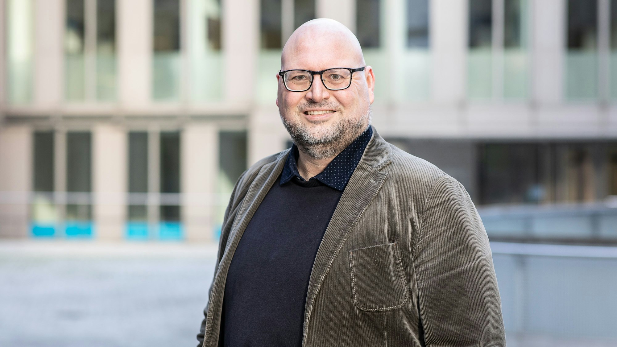 Grünen-Chef Stefan Wolters lächelt in die Kamera.