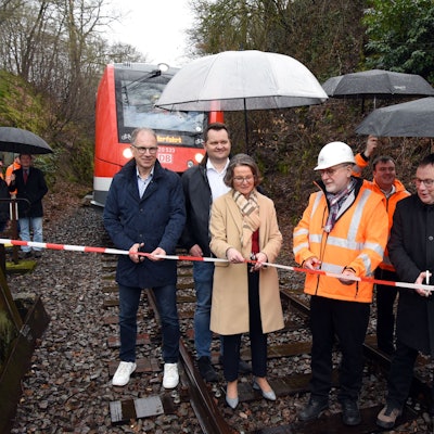 Das Bild zeigt den Moment der symbolischen Streckenfreigabe der Wiehltalbahn an der restaurierten Eisenbahnbrücke an der Dreibholzer Straße in Bielstein.