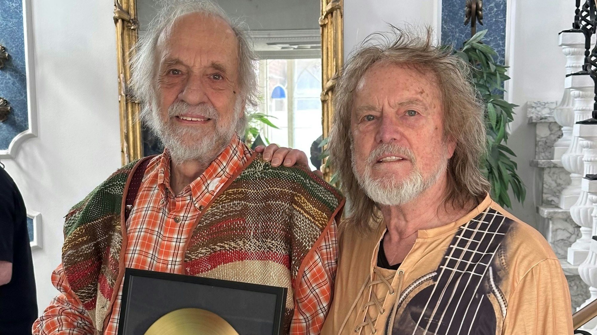 Klas hält seine goldene Schallplatte in den Händen.