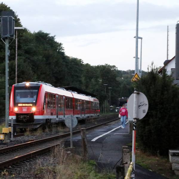 Die RB 25 am Bahnhof in Rösrath.