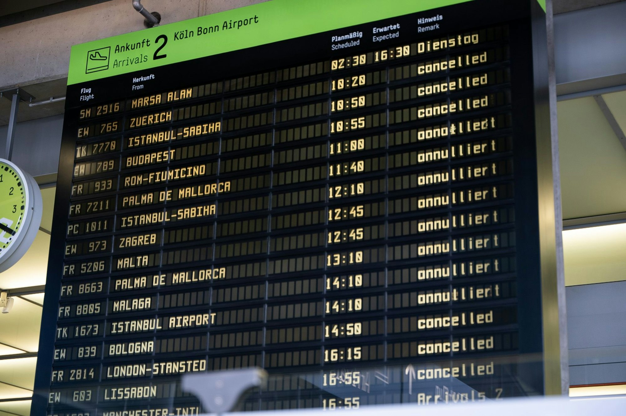 Informationstafel mit den ankommenden Flügen am Flughafen Köln/Bonn, fast alle sind annulliert.