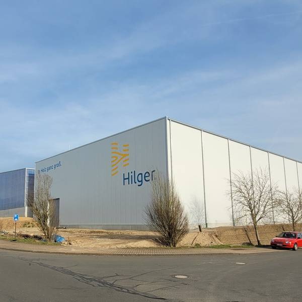 Blick auf die Halle der Firma Hilger Holz.