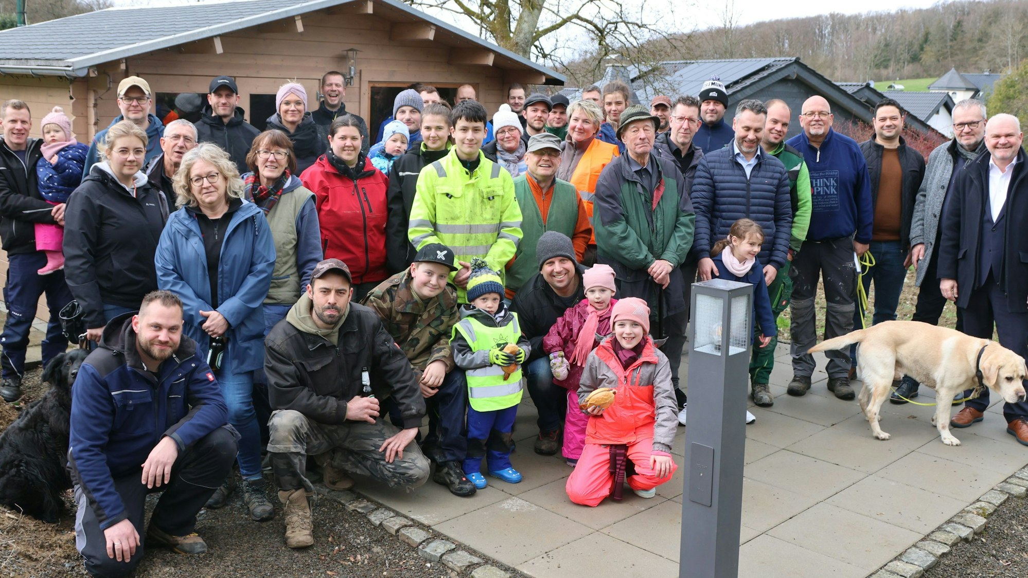 Einwohner von Wilkenroth vor ihrem errichteten Werk.
