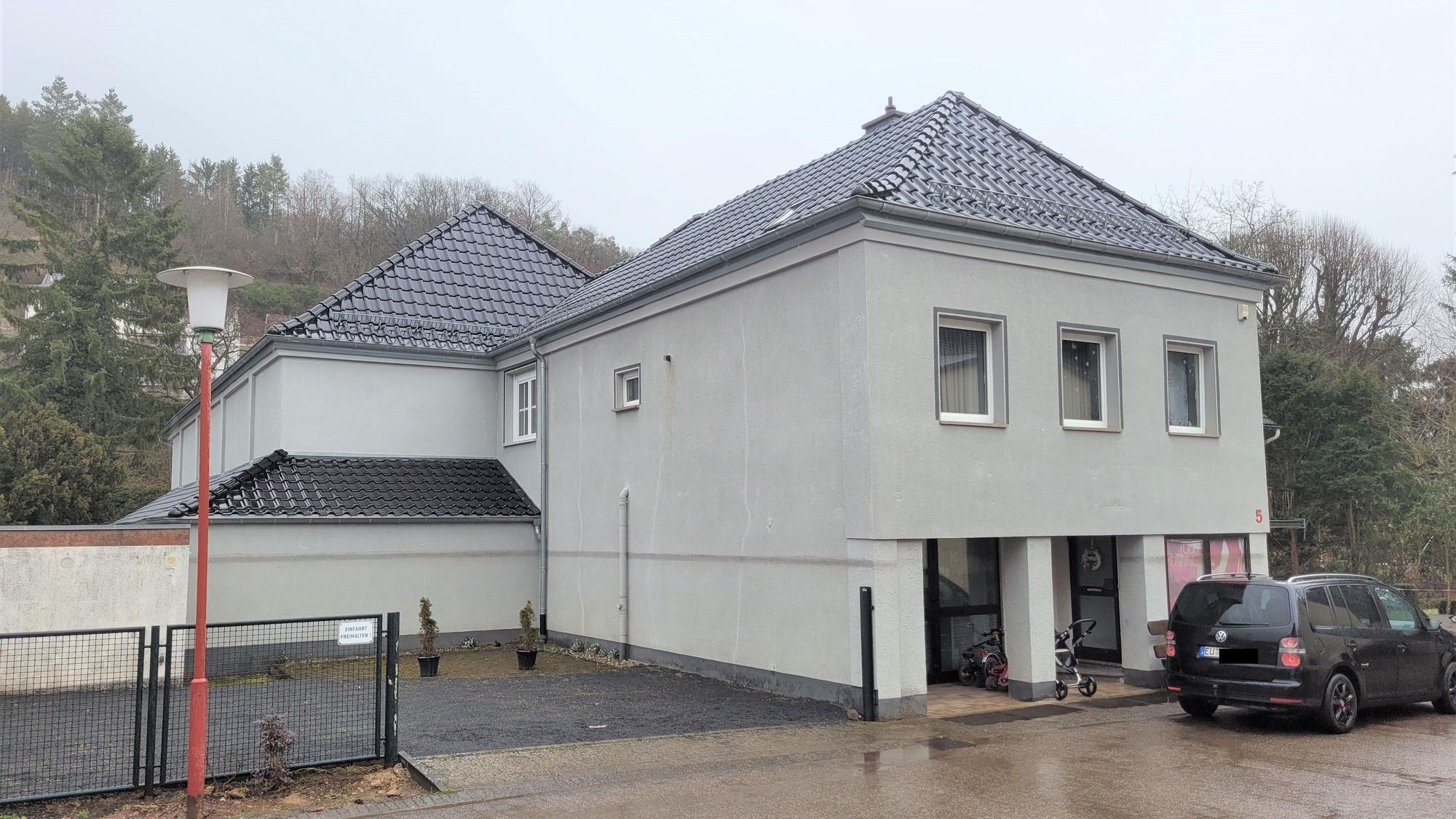 Blick auf die graue Fassade des alten Kinos.