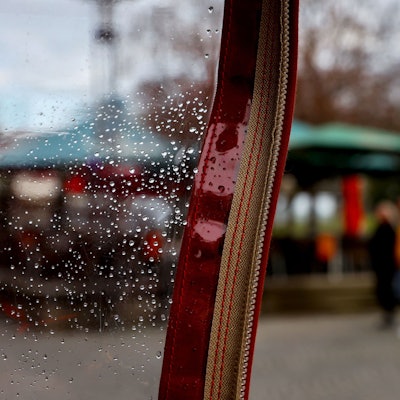 Wind-und Wetterschutz in einem der zahlreichen Restaurants in der Altstadt mit Regentropfen